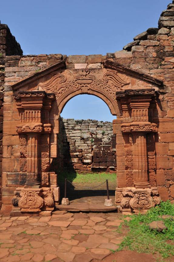 Uma das muitas e vistosas portas das ruínas de San Ignacio Mini, na Argentina